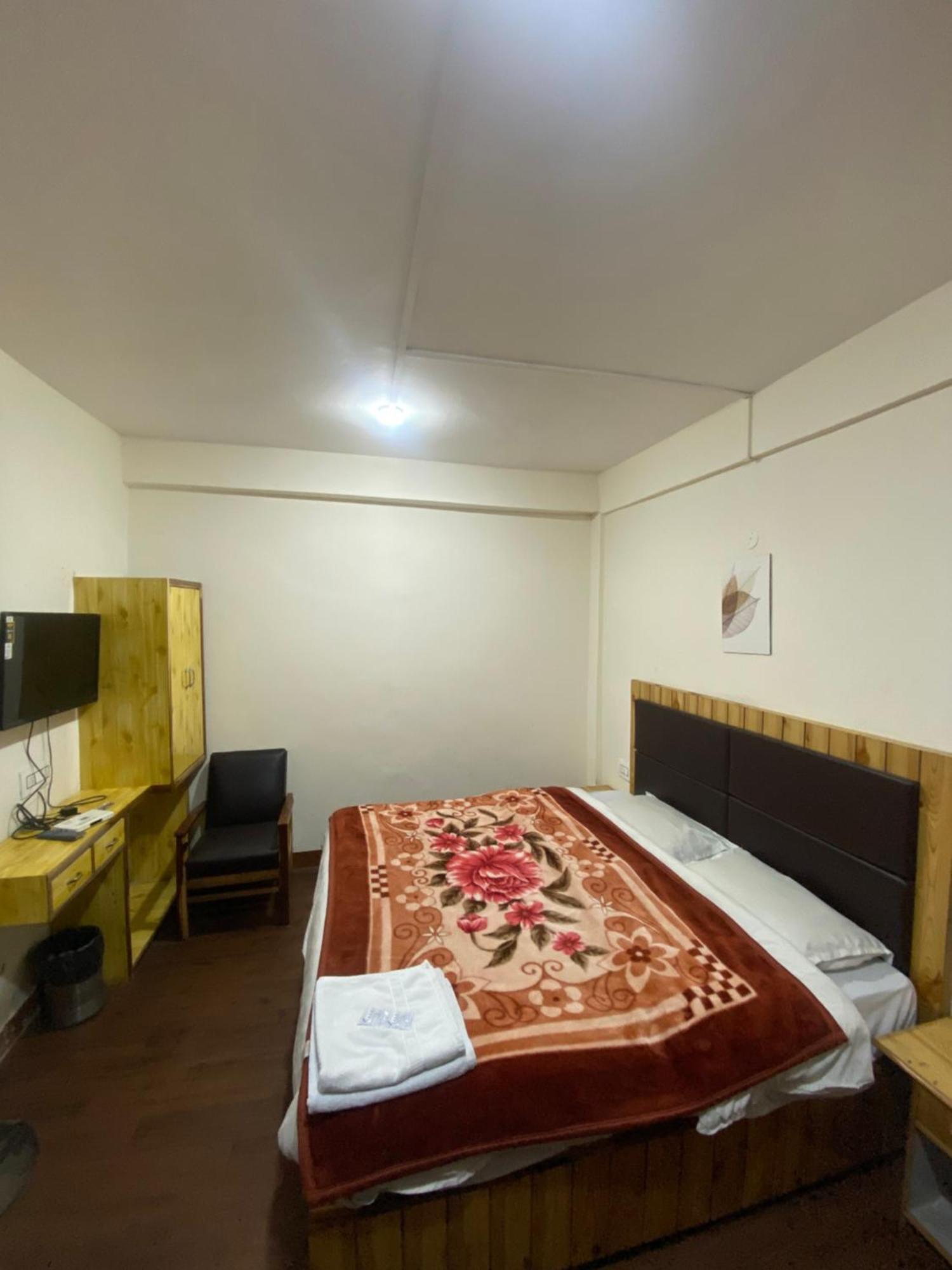 The Prasher Lodge Mall Road Manali Manāli Exterior foto
