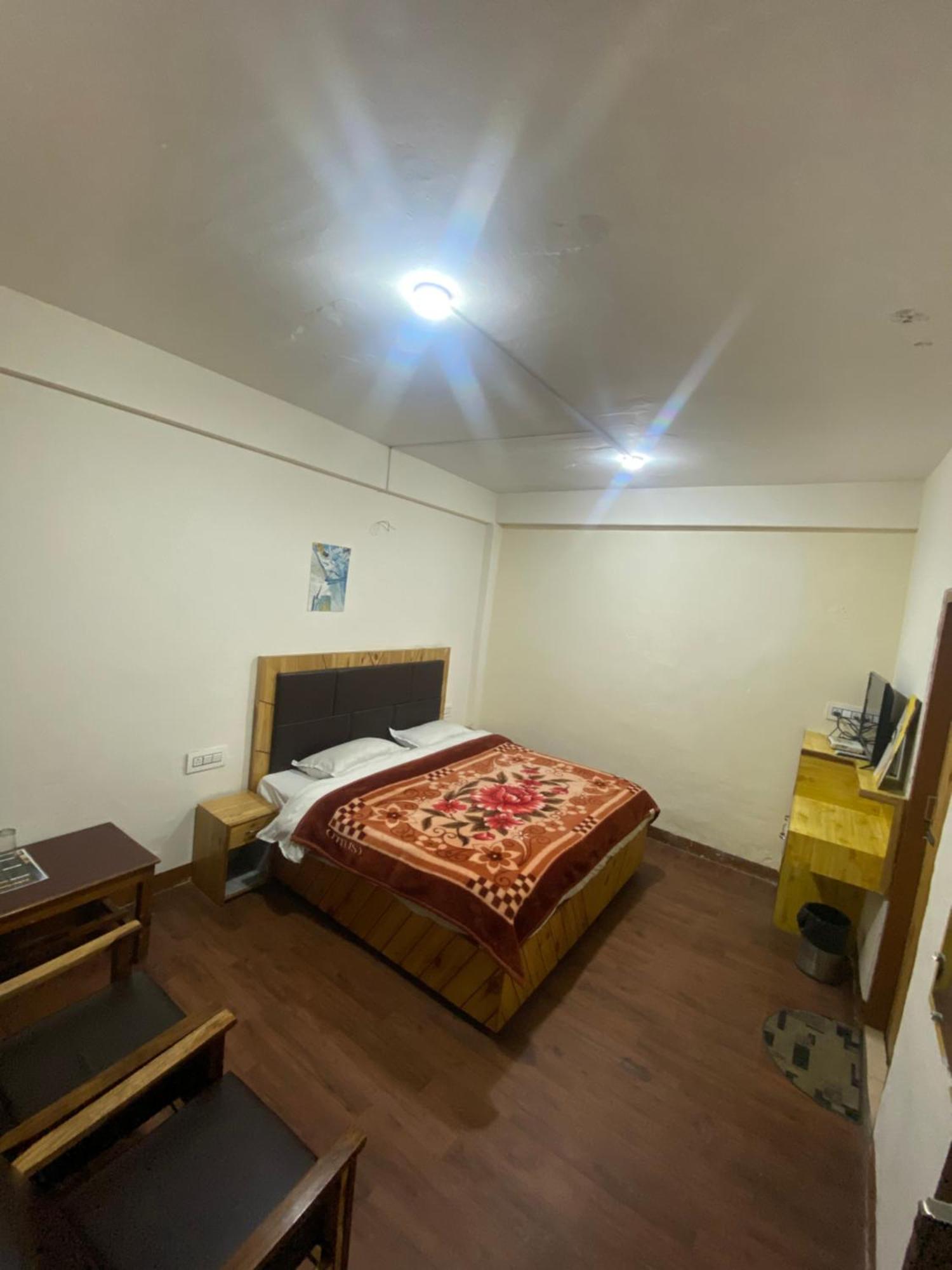 The Prasher Lodge Mall Road Manali Manāli Exterior foto