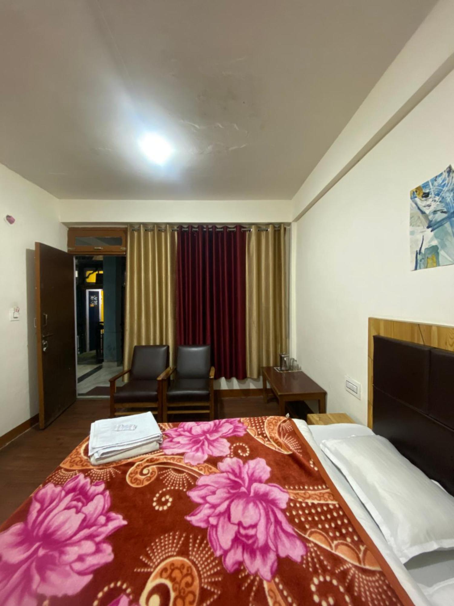 The Prasher Lodge Mall Road Manali Manāli Exterior foto