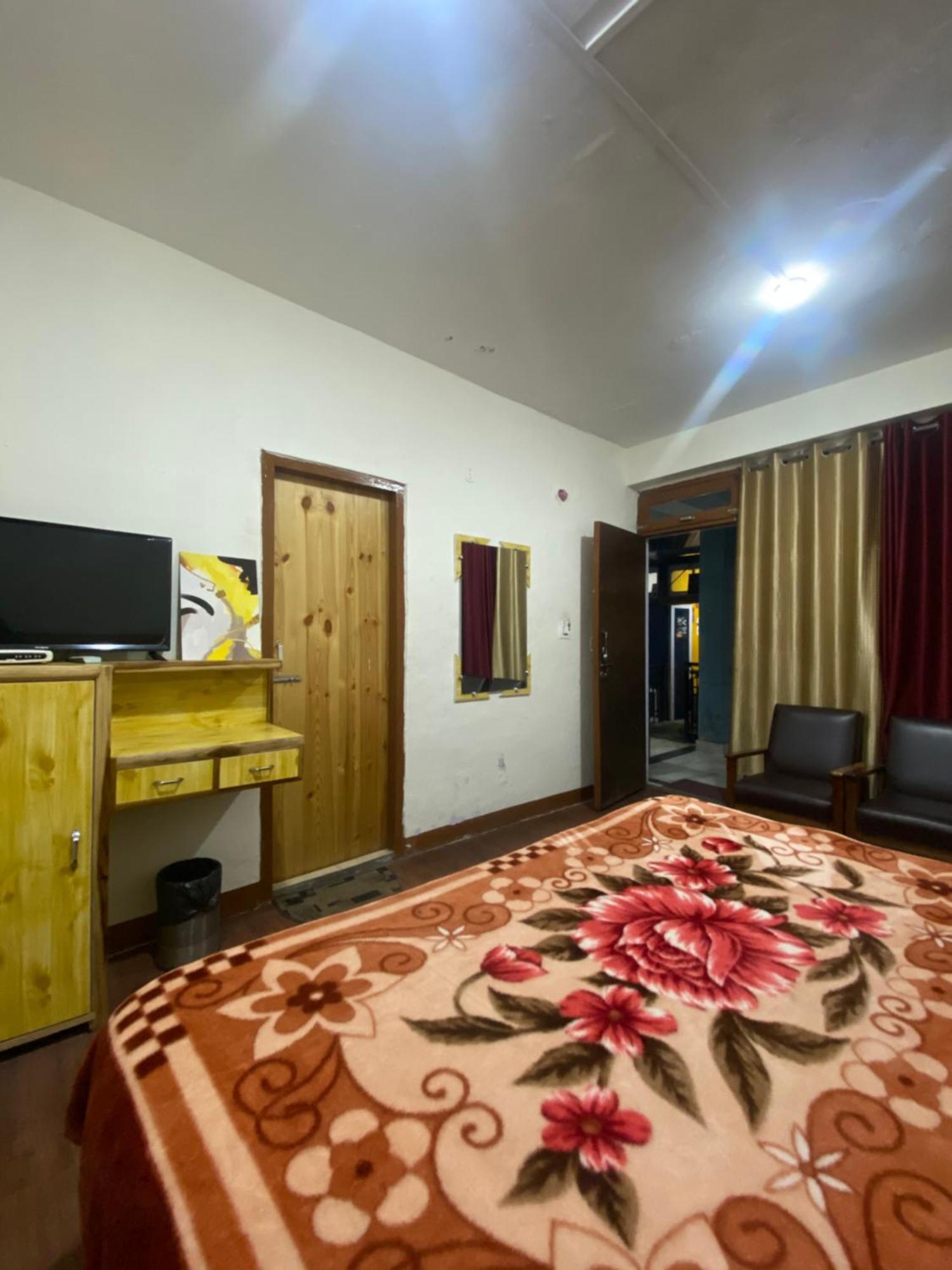 The Prasher Lodge Mall Road Manali Manāli Exterior foto