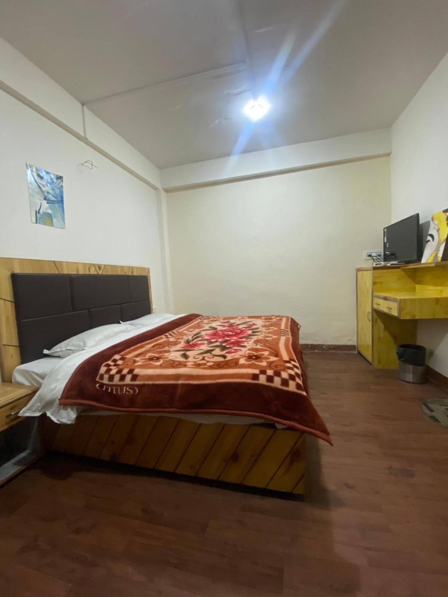 The Prasher Lodge Mall Road Manali Manāli Exterior foto